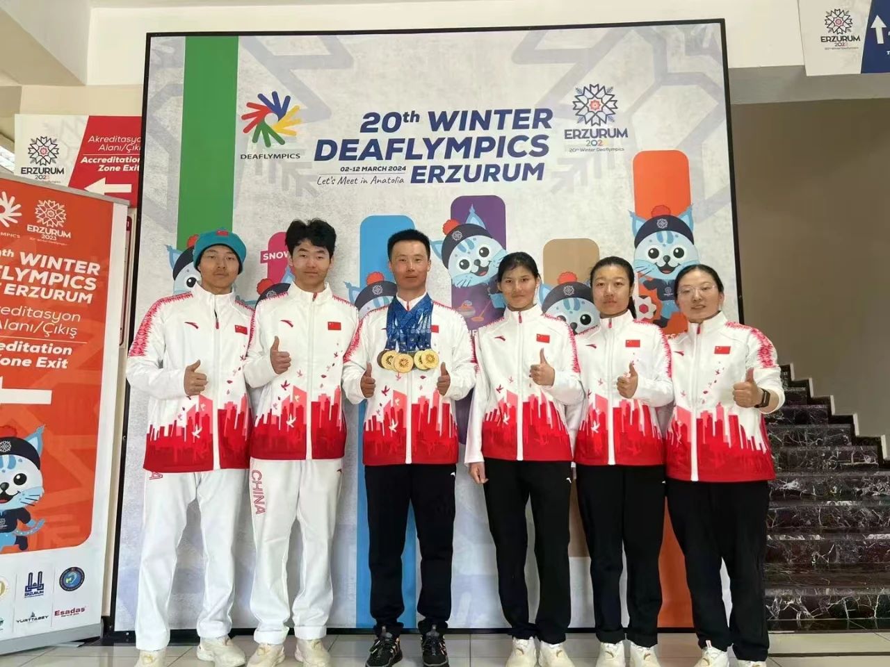 图为河北运动员在第20届听障冬奥会获6金4银1铜